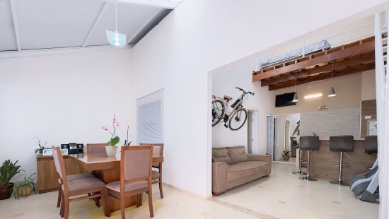 CASA COM QUINTAL NO CENTRO DE PIRAQUARA