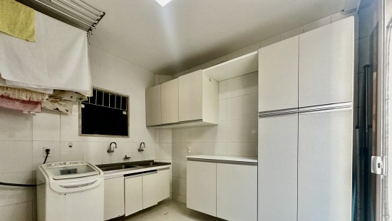 CASA EM COLINA DE LARANJEIRAS