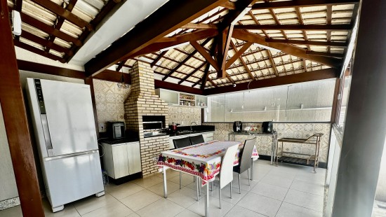 CASA EM COLINA DE LARANJEIRAS