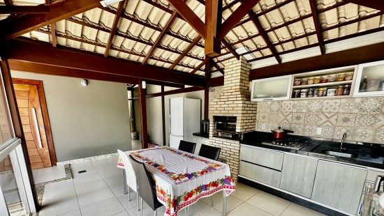 CASA EM COLINA DE LARANJEIRAS