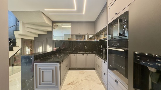 SOBRADO TRIPLEX MOBILIADO HAUER