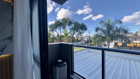 SOBRADO TRIPLEX MOBILIADO HAUER